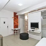 Lindo studio silencioso para 3 pessoas com maquina de lavar em Copacabana!